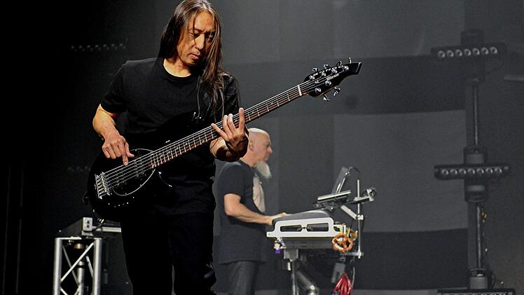 John Myung erinnerte mit seinem Bass-Solo an den jüngst verstorbenen Jaco Pastorius (Weather report).