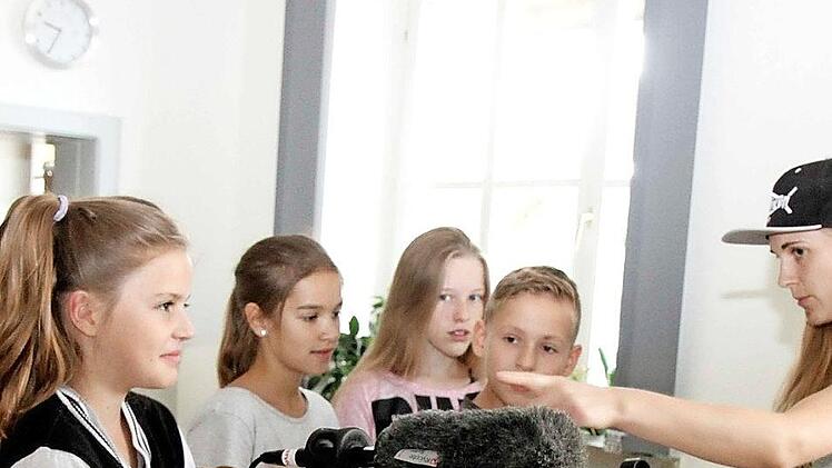 Kathrin Bergauer erklärt Kameramann Dennis die Technik, damit beim Dreh am Brunnen beim Polizeikreisel (Foto oben) alles klappt.