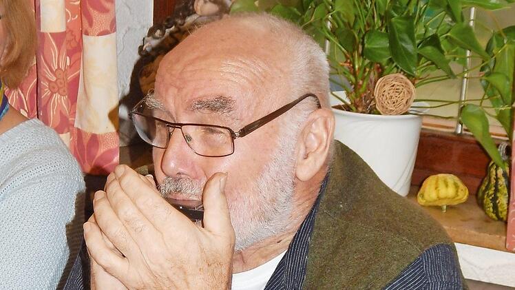 Er blies die Mundharmonika: Hansi Herrmann.