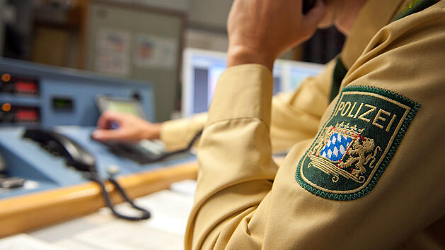 Polizist in Polizeidienststelle