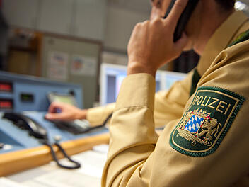 Polizist in Polizeidienststelle