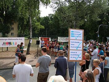Mehr als 120  Menschen  hielten  Mahnwache vor dem umbenannten Ankerzentrum in Bamberg.  Foto: Sebastian Schanz