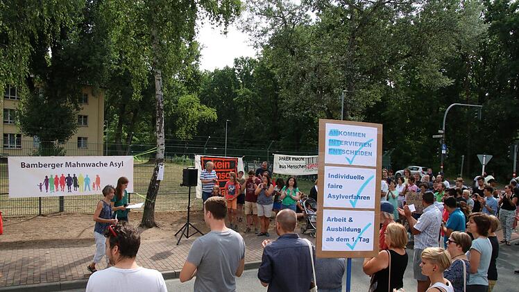Mehr als 120  Menschen  hielten  Mahnwache vor dem umbenannten Ankerzentrum in Bamberg.  Foto: Sebastian Schanz