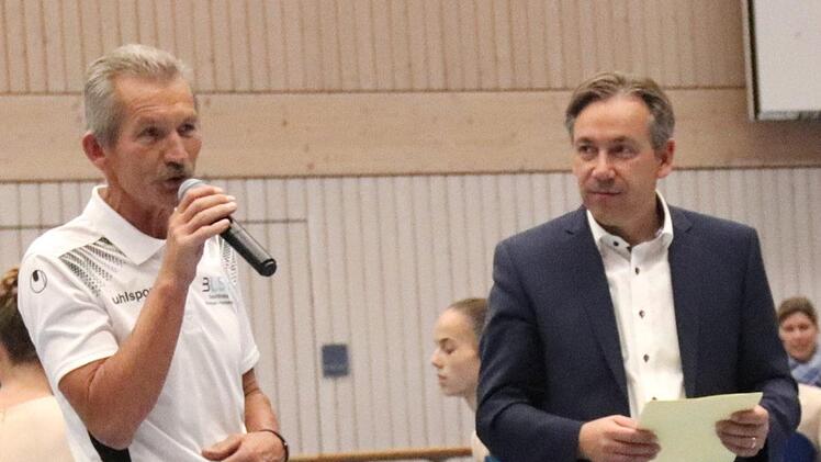 Willi Wahl und Landrat Alexander Tritthart sagen Danke.