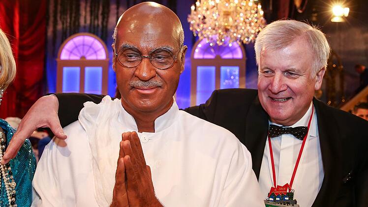 Hier verkleidet als Mahatma Gandhi neben Horst Seehofer. Foto: David Ebener/dpa