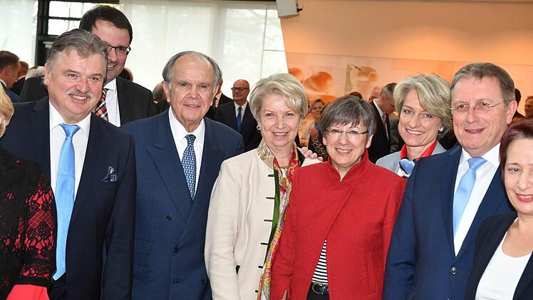 Gruppenbild mit Geburtstagskind (von links) Landrat Klaus Peter Söllner, MdL Martin Schöffel, Hans Albert und Margit Ruckdeschel, Regierungspräsidentin Heidrun Piewernetz, Andrea Schramm, OB Henry Schramm und Klinikums-Geschäftsführerin Brigitte Angermann.Foto: Katrin Geyer