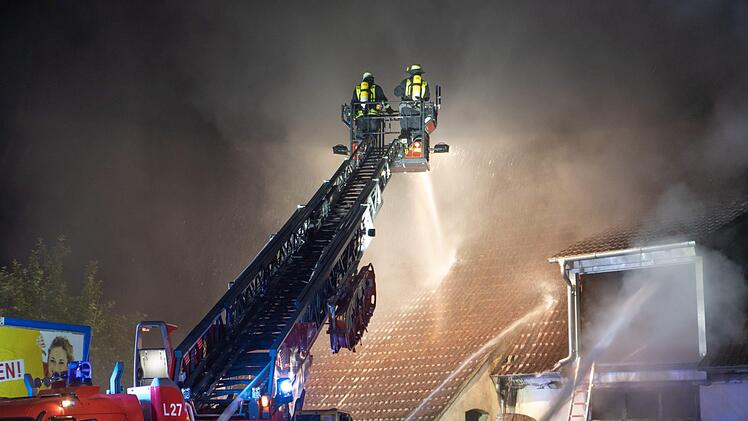 Bei einem Feuer am Montagabend waren hunderte Feuerwehrmänner im Einsatz. Foto NEWS5/Goppelt