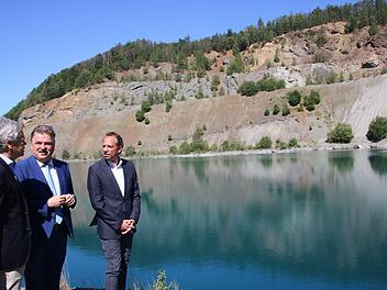 Von links Schicker-Gesellschafter Michael Schicker, Landrat Klaus Peter Söllner, Umweltminister Thorsten Glauber. Foto: Jürgen Gärtner