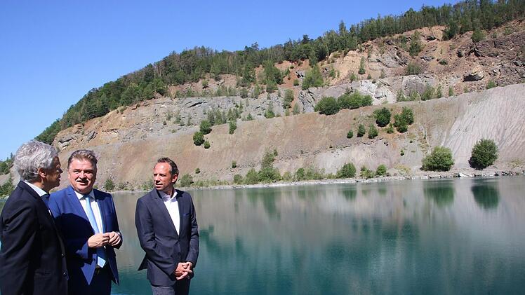 Von links Schicker-Gesellschafter Michael Schicker, Landrat Klaus Peter Söllner, Umweltminister Thorsten Glauber. Foto: Jürgen Gärtner