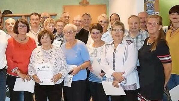 Gruppenbild mit den Geehrten f&uuml;r 40-j&auml;hrige Vereinszugeh&ouml;rigkeit  Fotos: p