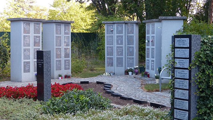 Die Urnenstelen auf dem  Friedhof in Forchheim Foto: Pauline Lindner