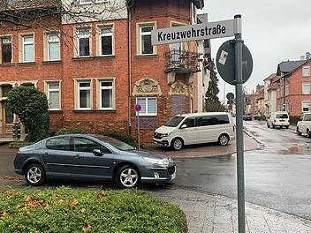Der graue Peugeot steht seit fast zwei Monaten im absoluten Halteverbot in der Kreuzwehrstraße in Coburg.