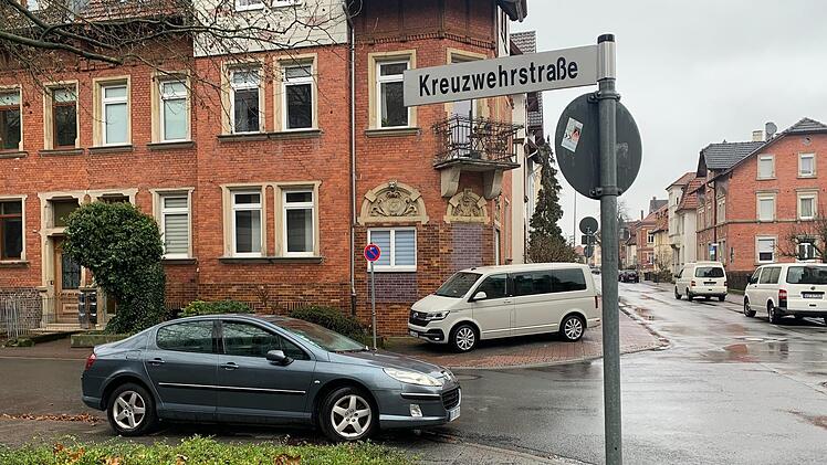 Der graue Peugeot steht seit fast zwei Monaten im absoluten Halteverbot in der Kreuzwehrstraße in Coburg.