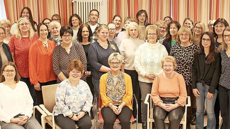 Die Jubilare und Jubilarinnen des Awo-Kreisverbands Kulmbach, darunter in der zweiten Reihe vorne links Hauptgesch&auml;ftsf&uuml;hrerin Margit Vogel, wurden 2025 f&uuml;r ihre langj&auml;hrige Betriebszugeh&ouml;rigkeit geehrt und stehen gemeinsam f&uuml;r &uuml;ber 1335 Jahre Eng...