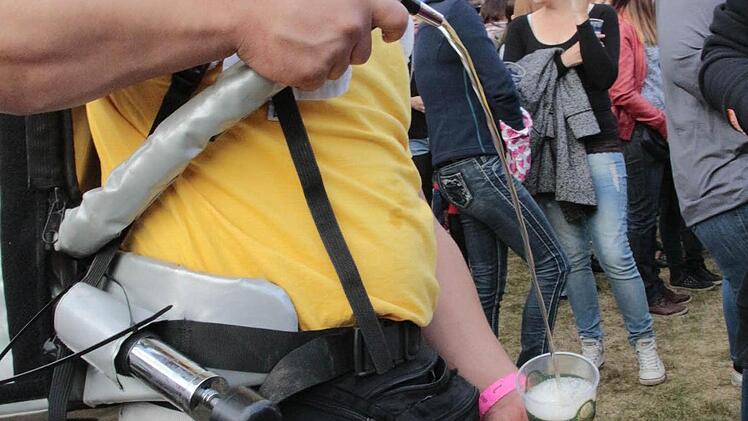 Erfrischung gefällig? Dieser Biertrinker sorgte kreativ für Nachschub. Foto: Josef Hofbauer