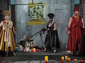 Die drei Nornen (v. l.) Claudia Mahnke, Okka von der Damerau, Christiane Kohl Fotos: Bayreuther Festspiele/Enrico Nawrath/Jörg Schulze