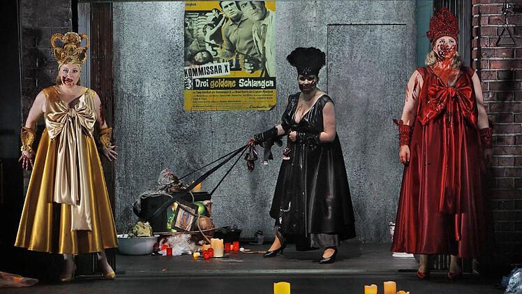 Die drei Nornen (v. l.) Claudia Mahnke, Okka von der Damerau, Christiane Kohl Fotos: Bayreuther Festspiele/Enrico Nawrath/Jörg Schulze