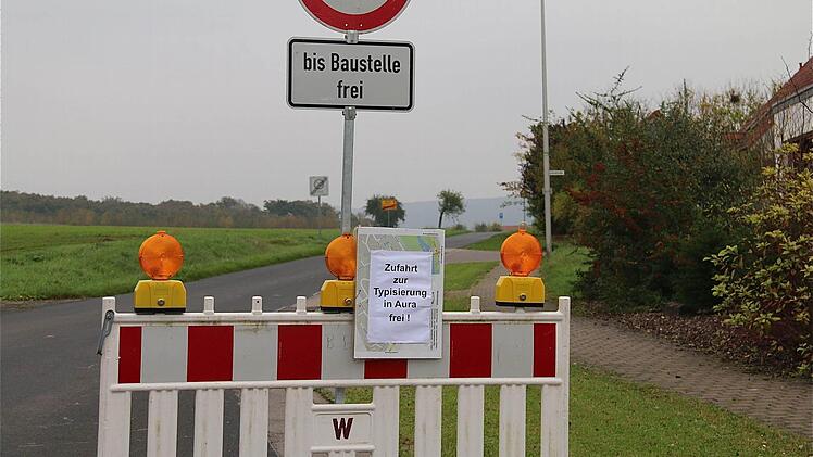 Dankbar waren die Auswärtigen für den Hinweis, dass sie trotz Sperrung der Ortsdurchfahrt zur Festhalle fahren konnten. Foto: Gerd Schaar