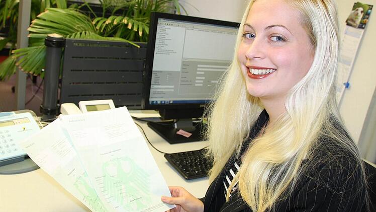 Tanja Schottdorf sieht bei der Stadt Bad Kissingen erweiterte Führungszeugnisse von Ehrenamtlichen ein und stellte Bescheinigungen für die Vereine aus. Bislang gab es aber erst rund zehn Anfragen. Foto: Ralf Ruppert