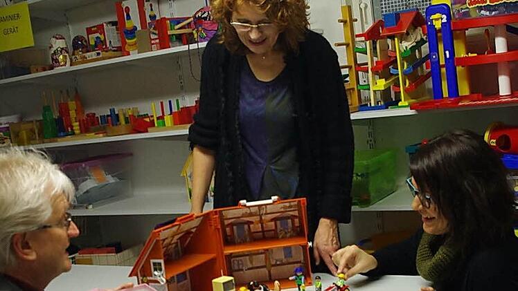 Lebenshilfe-Geschäftsführer Wolfgang Palm, Elisabeth Naß (M.), Leiterin der Frühförderstelle, und Lisa Detsch vom "Team Lebenshilfe" zeigen Förder- und Therapiematerial. Von der Spende wird neues Material für die Heilpädagogische Förderung und den medizinisch-therapeutischen Bereich angeschafft. Foto: H. Schülein