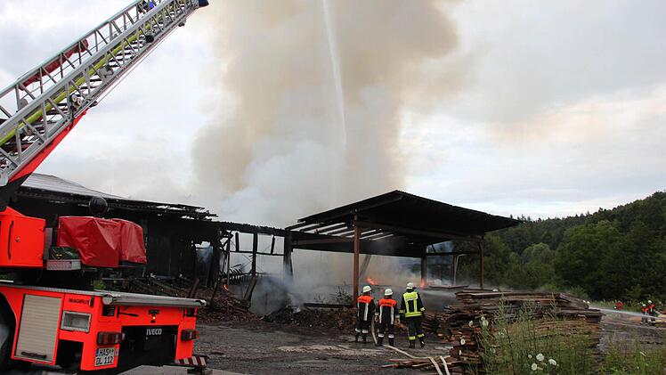 Die Hofheimer Feuerwehr war mit der Drehleiter angerückt.Foto: Ralf Kestel