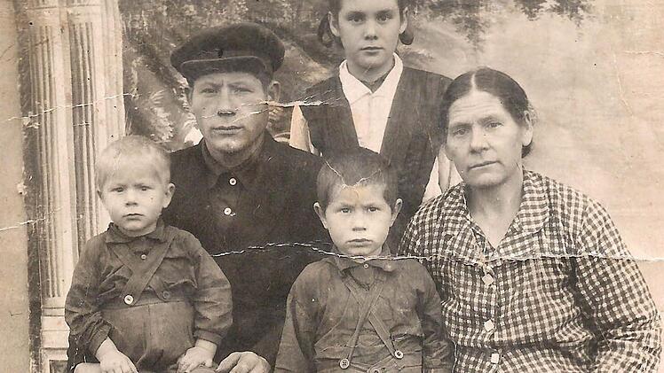 Ein Foto der Familie Gumenshaymer, als sie noch im Dorf Donkoschurowka lebte; von links: Ivans Bruder Andreas, Vater Hannes, Ivan, seine Schwester Rose und Großmutter Katrin. Foto: privat