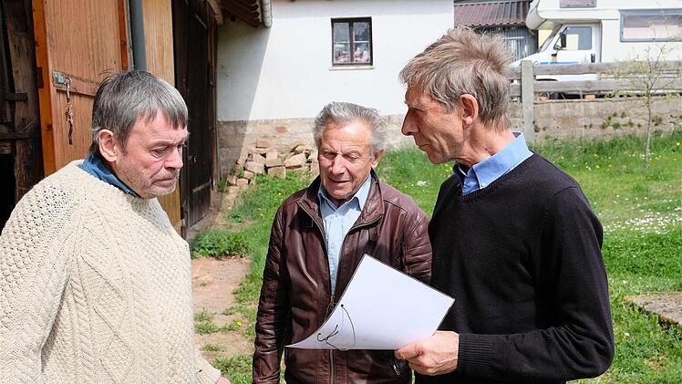 Als Dank überreicht Egon Eicher (rechts) noch ein Geschenk an Hermann Wohlberg und die herzliche Einladung ins Museum nach Forstern. Foto: Gerd Schaar