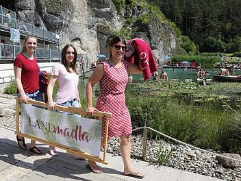 Corinna Igler (vorne) machte im Felsenbad Werbung für das Landmadla, einer Zeitschrift von Fränkinnen, für Fränkinnen.  Foto: Barbara Herbst