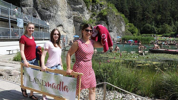 Corinna Igler (vorne) machte im Felsenbad Werbung für das Landmadla, einer Zeitschrift von Fränkinnen, für Fränkinnen.  Foto: Barbara Herbst