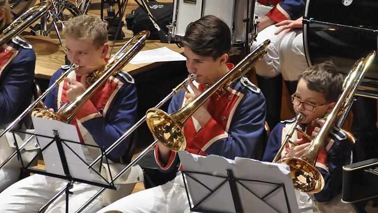 Sie sind Landesmeister bei "Jugend musiziert" und haben den Landesentscheid des Bayerischen Blasmusikverbandes im Auge (von rechts): Jonas Greubel, Lukas Ehrenberg und Paul Metz  Peter Klopf