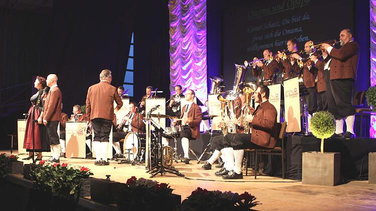 "Egerländer Musikanten - Das Original" war zu Gast in der Nordhalbener Nordwaldhalle und erfreute dabei die Zuhörer mit einen bunt gemixten Programm.