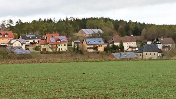 Dieser Blick auf Laibarös verdeutlicht, weshalb Laibarös ein idealer Ort ist, um in einer Sammlung über kleine fränkische Dörfer aufzutauchen.