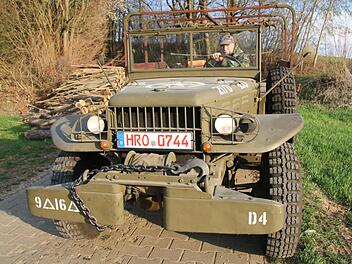 Harry Boog mit seinem Dodge aus dem Jahr 1944. Foto: Matthias Einwag