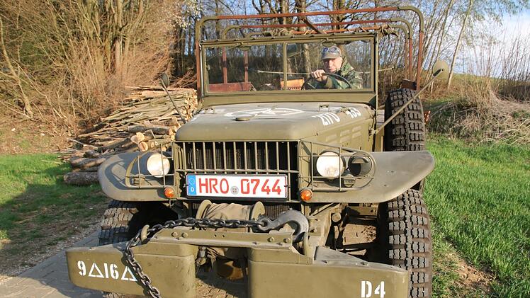 Harry Boog mit seinem Dodge aus dem Jahr 1944. Foto: Matthias Einwag