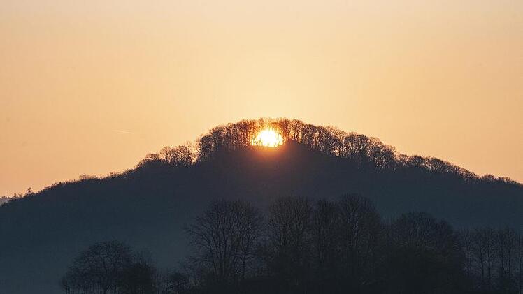 Die Sonne tastet sich  aus dem Mettermich-Kegel- Foto: Jürgen Hüfner