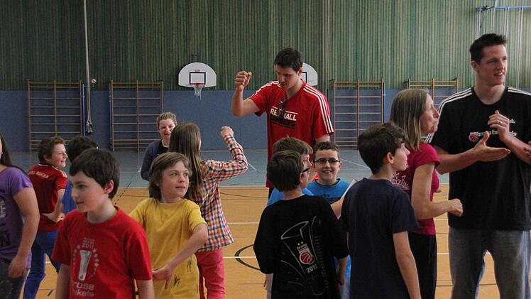 Abklatschen mit den Basketball-Profis