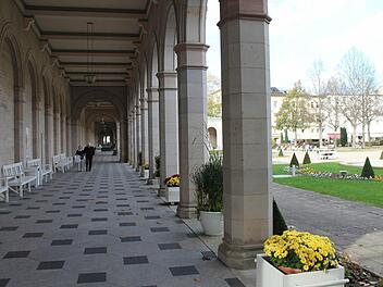 Ein friedliches Bild bieten die Arkaden des Kurparks heute. 1866 wurden hier die Soldaten notversorgt, die im Jahr 1866 während der Schlacht von Kissingen verwundet wurden. Foto: Benedikt Borst