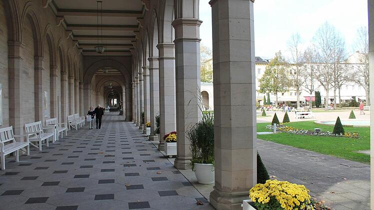 Ein friedliches Bild bieten die Arkaden des Kurparks heute. 1866 wurden hier die Soldaten notversorgt, die im Jahr 1866 während der Schlacht von Kissingen verwundet wurden. Foto: Benedikt Borst