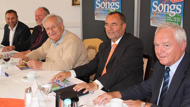 Ado Schlier (Mitte), der künstlerische Leiter der "Songs", gab am Donnerstagnachmittag bekannt, welche Künstler 2015 auf der Klosterwiese auftreten werden. Gemeinsam mit (von links) MdL Jürgen Baumgärtner, Prof. Hans-Peter Niedermeier von der Hanns-Seidel-Stiftung, Bad Staffelsteins Bürgermeister Jürgen Kohmann und stellvertretendem Landrat Helmut Fischer machten sich die Organisatoren der "Songs" Gedanken über den Fortbestand des Liedermacherfestivals über 2015 hinaus. Foto: Matthias Einwag