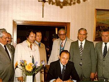 Hans-Dietrich Genscher trägt sich 1978 in das Goldene Buch der Stadt ein. Auf dem Foto sind unter anderem Bürgermeister Karl Fell (Zweiter von rechts) und die damaligen Stadträte Otto Kretschmer (Vierter von links) und Max Römisch (rechts) zu sehen. Foto: Stadt Hammelburg