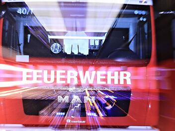 Starker Rauch in Mehrfamilienhaus in Kronach: Vier Verletzte Symbolbild: Ronald Rinklef