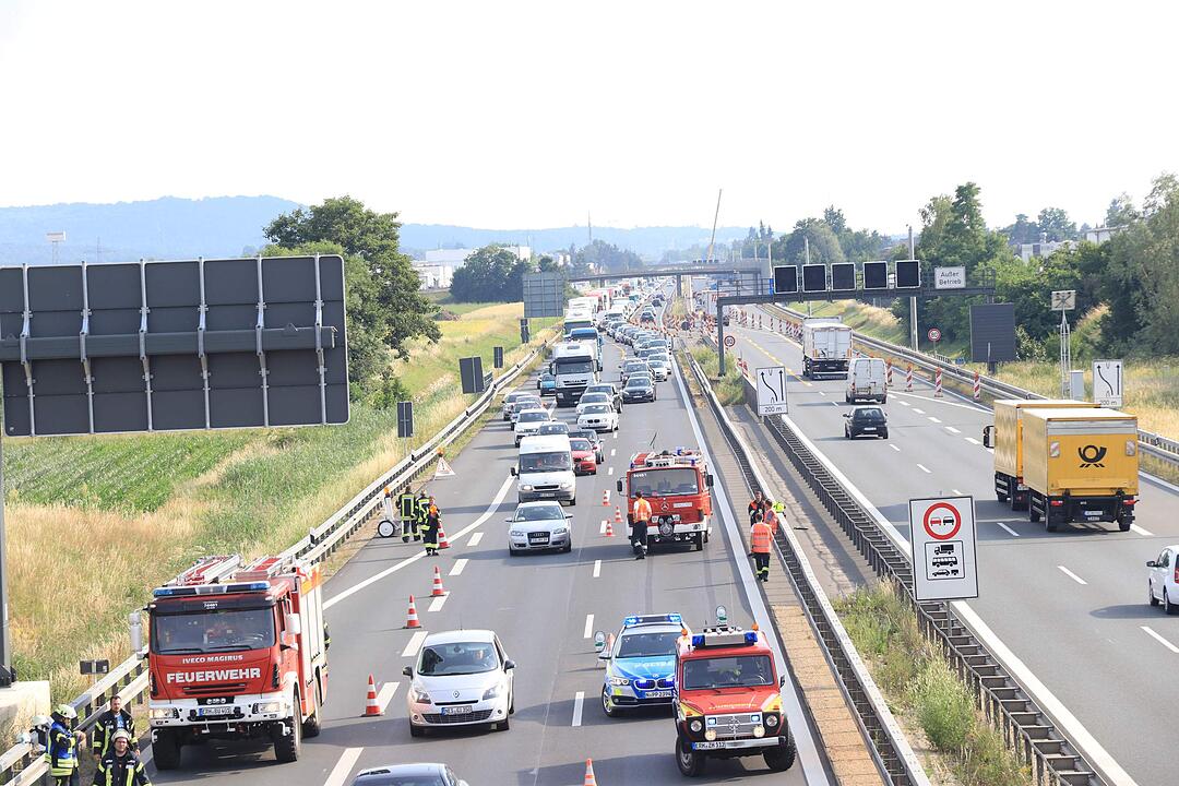 A73 bei Baiersdorf: VW Passat kracht in Stauende