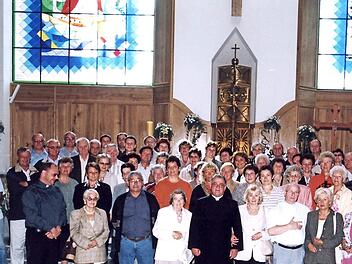 Auch 2004 war eine Reisegruppe aus Höchstadt in Swinemünde. Hier stehen die Franken vor den beiden bunten Fenstern der neuen Swinemünder Kirche. Für die Fenster sind auch Spendengelder aus Höchstadt geflossen.  Foto: p