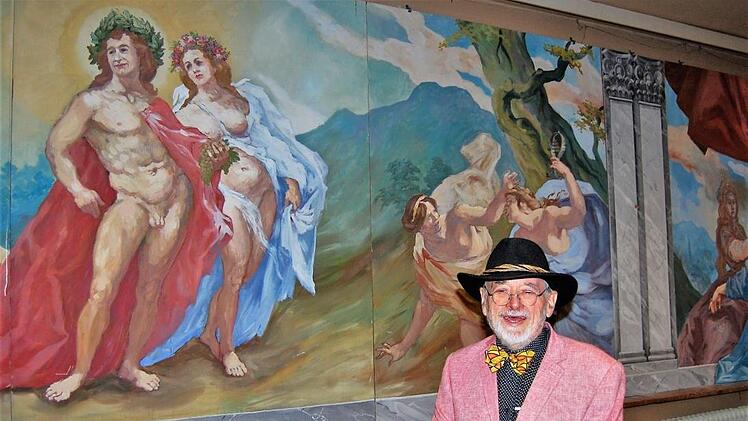 Sepp Halbritter vor einem Höfling-Gemälde. Sigismund von Dobschütz