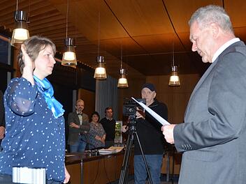 Oberbürgermeister Frank Rebhan vereidigt Silke Baudler als neues Mitglied des Neustadter Stadtrats. Rainer Lutz