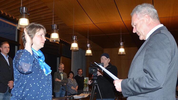 Oberbürgermeister Frank Rebhan vereidigt Silke Baudler als neues Mitglied des Neustadter Stadtrats. Rainer Lutz