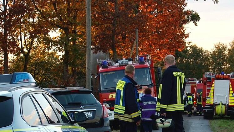 Schrecklicher Unfall in Ostbevern: Rettungskräfte stehen an der Unfallstelle. Beim Rangieren mit seinem Transporter auf einem Hof hat hier ein Mann seinen kleinen Sohn überfahren. Das ein Jahr alte Kind erlitt bei dem Unfall tödliche Verletzungen, wie die Polizei mitteilte. Foto: -/Nord-West-Media TV/dpa