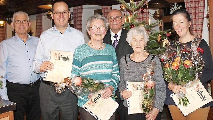 Bei der Ehrung (von links): stellvertretender Vorsitzender Otto Roth, Stefan Leppert, Marga Murrmann, Vorsitzender Gerhard Kastner, Lore Kögel für eine Verwandte und Chorleiterin Claudia Götz  Foto: Günter Oßwald