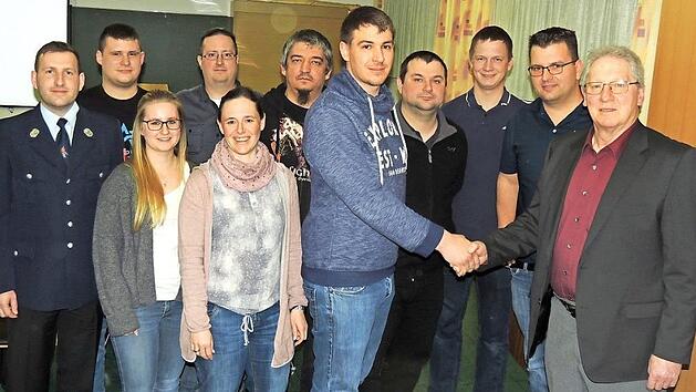Zweiter B&uuml;rgermeister G&uuml;nter Schulz (r.) gratuliert dem neuen Vorsitzenden der Feuerwehr H&ouml;chstadt, Michael Ort, und dem neuen Vorstand zur Wahl in der Jahreshauptversammlung. Fotos: Dieter Gropp
