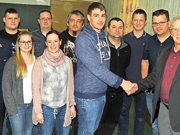 Zweiter B&uuml;rgermeister G&uuml;nter Schulz (r.) gratuliert dem neuen Vorsitzenden der Feuerwehr H&ouml;chstadt, Michael Ort, und dem neuen Vorstand zur Wahl in der Jahreshauptversammlung. Fotos: Dieter Gropp